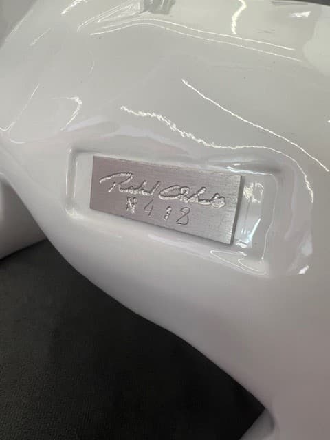 Plaque de signature sur l’œuvre