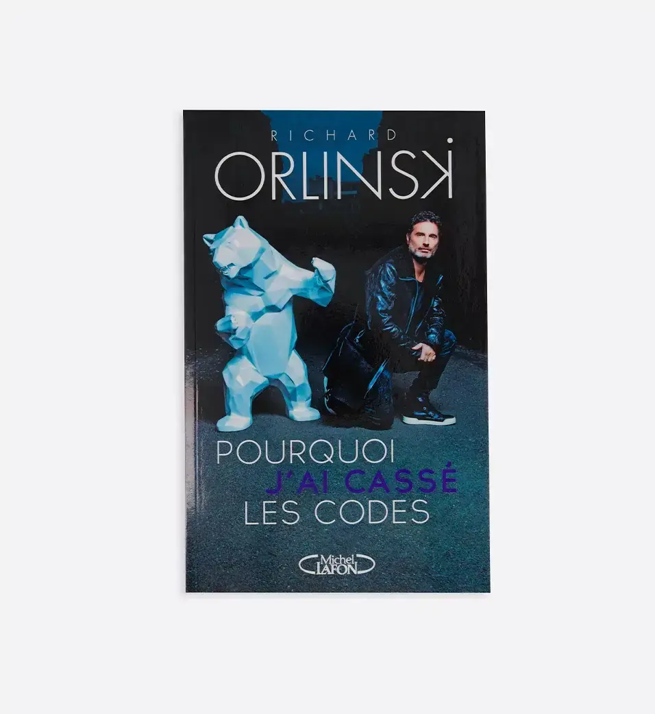 Portrait de Richard Orlinski devant ses sculptures